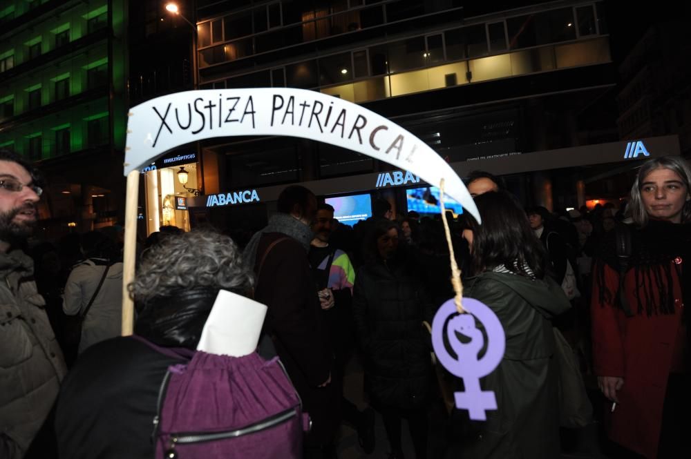 Los manifestantes han protagonizado entre consignas y pancartas una marcha quepartió del Obelisco y llegó hasta la plaza de Galicia.