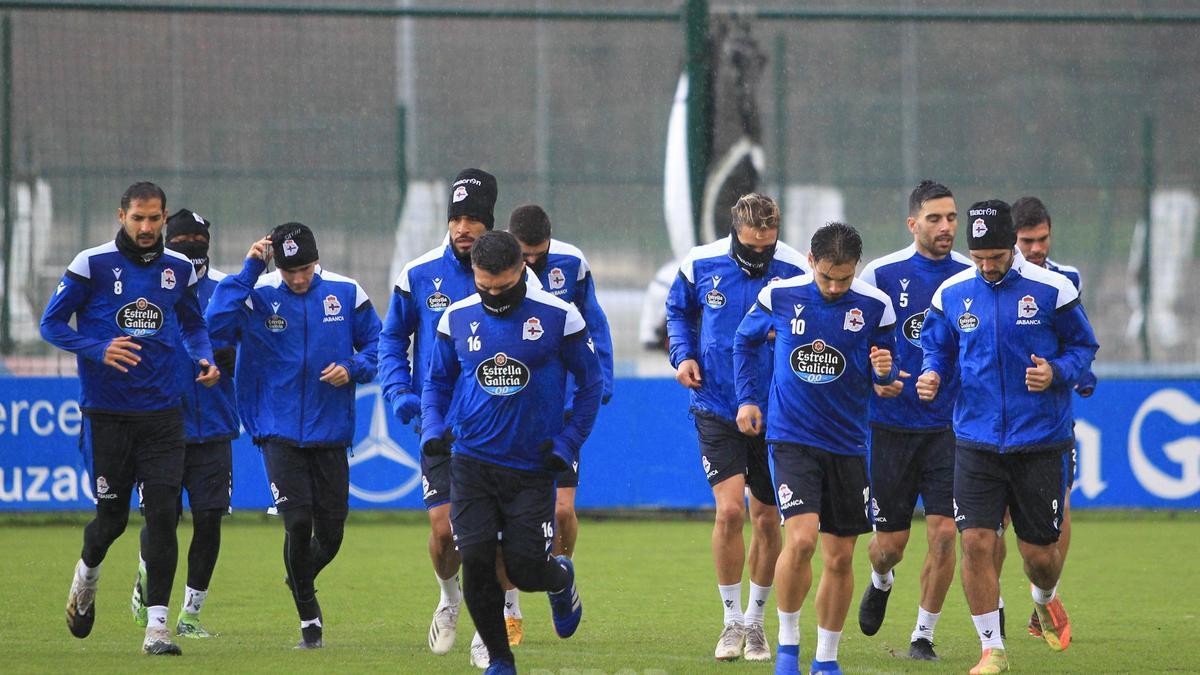 Jugadores deportivistas durante un entrenamiento en Abegondo.