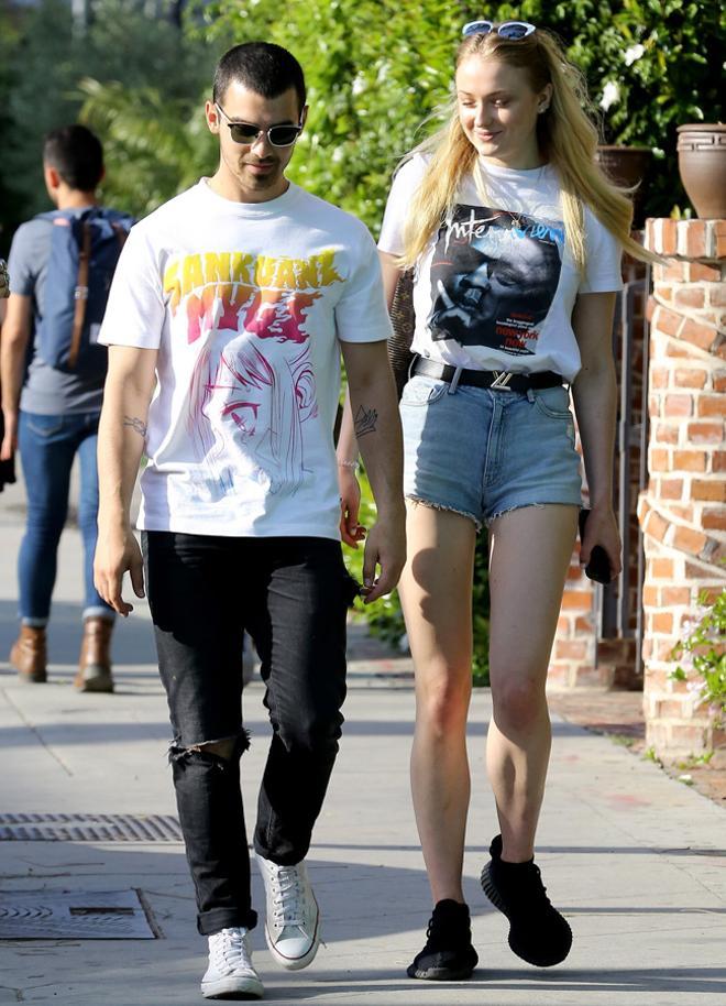 Joe Jonas y Sophie Turner paseando juntos