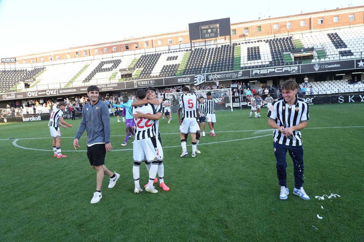 ¡Las mejores imágenes de la celebración del ascenso a Segunda Federación del Castellón B!
