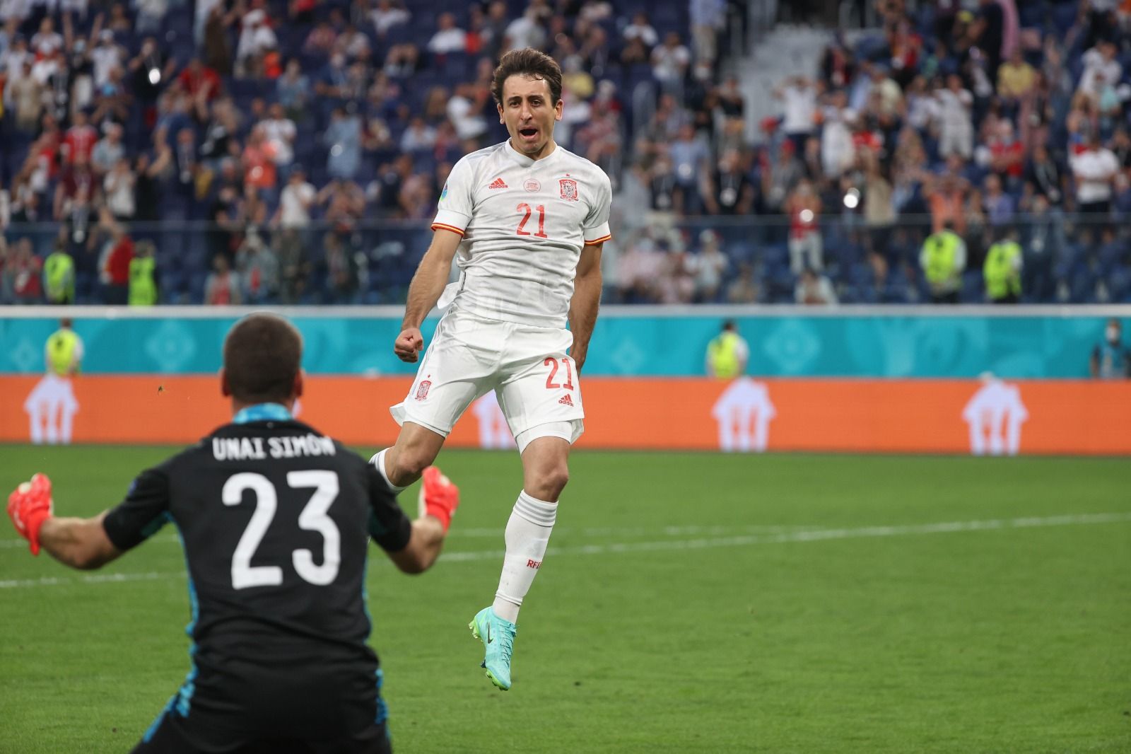 Oyárzabal festeja el penalti decisivo que le marca a Suiza en San Petersburgo.