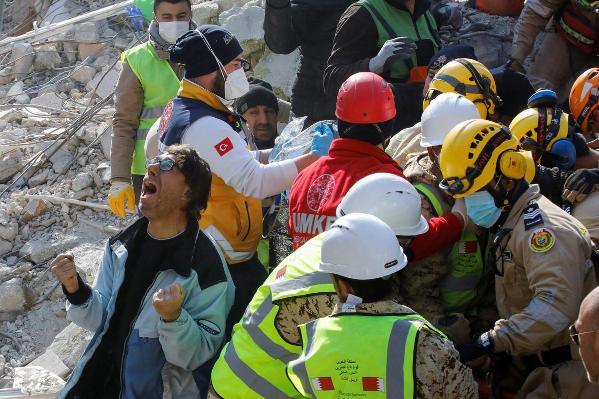 Saadet Sendag, una mujer turca que fue rescatada después de 177 horas, mientras continúa la búsqueda de supervivientes, después de un terremoto mortal en Hatay, Turquía, el 13 de febrero de 2023