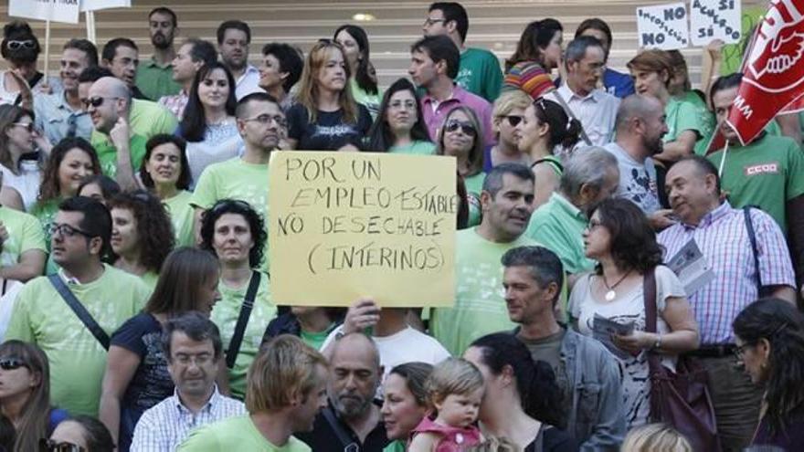 Protesta de los profesores interinos en la Consejería de Educación.