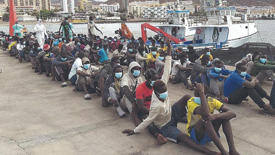 Un cayuco con 112 personas arriba al puerto de Los Cristianos