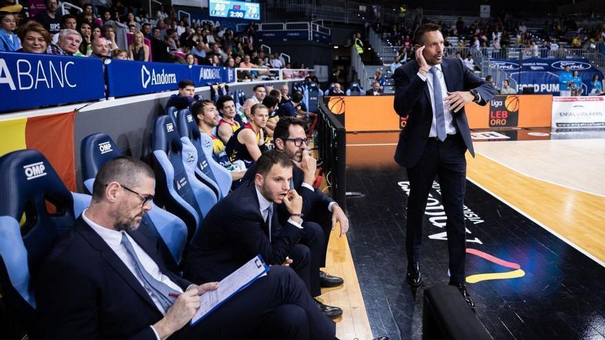 Natxo Lezkano, de pie, y Alejandro González, segundo por la izquierda en el banquillo, durante un partido en casa del Andorra. | Dani Catalán / Morabanc Andorra