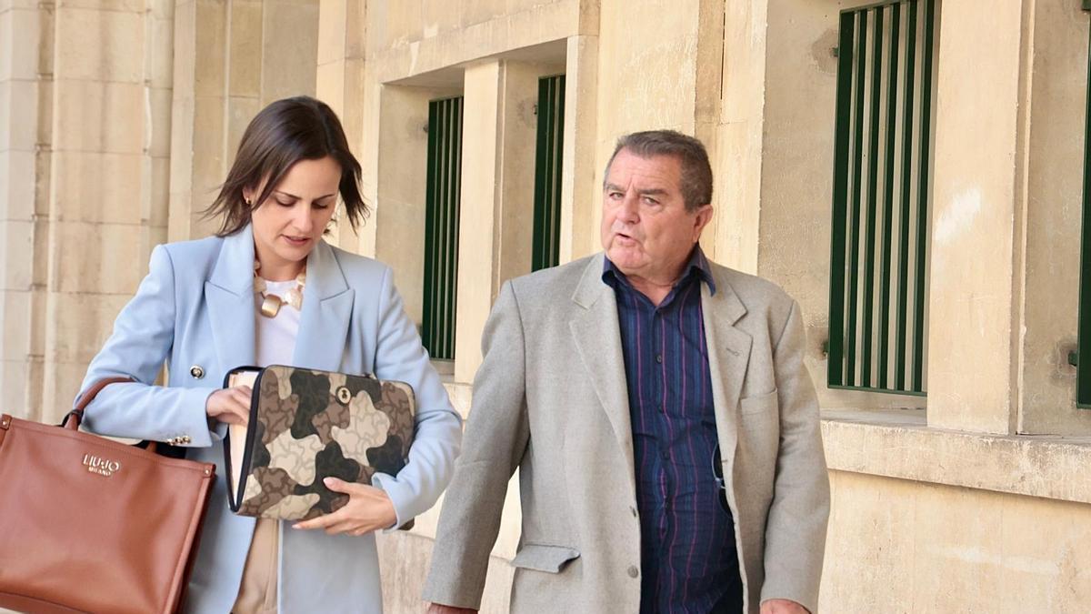 El acusado llega a la Audiencia Provincial acompañado de su abogada.