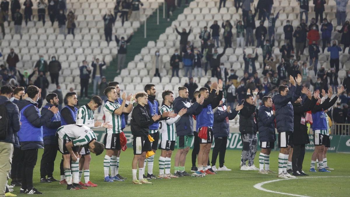 Los jugadores del Córdoba CF aplauden a la afición al final del encuentro.