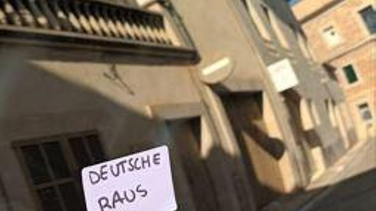 Leicht zu entfernen, aber doch gefährlich: die rasstischen Aufkleber, die neben Sprühereien in Santanyí aufgetaucht sind