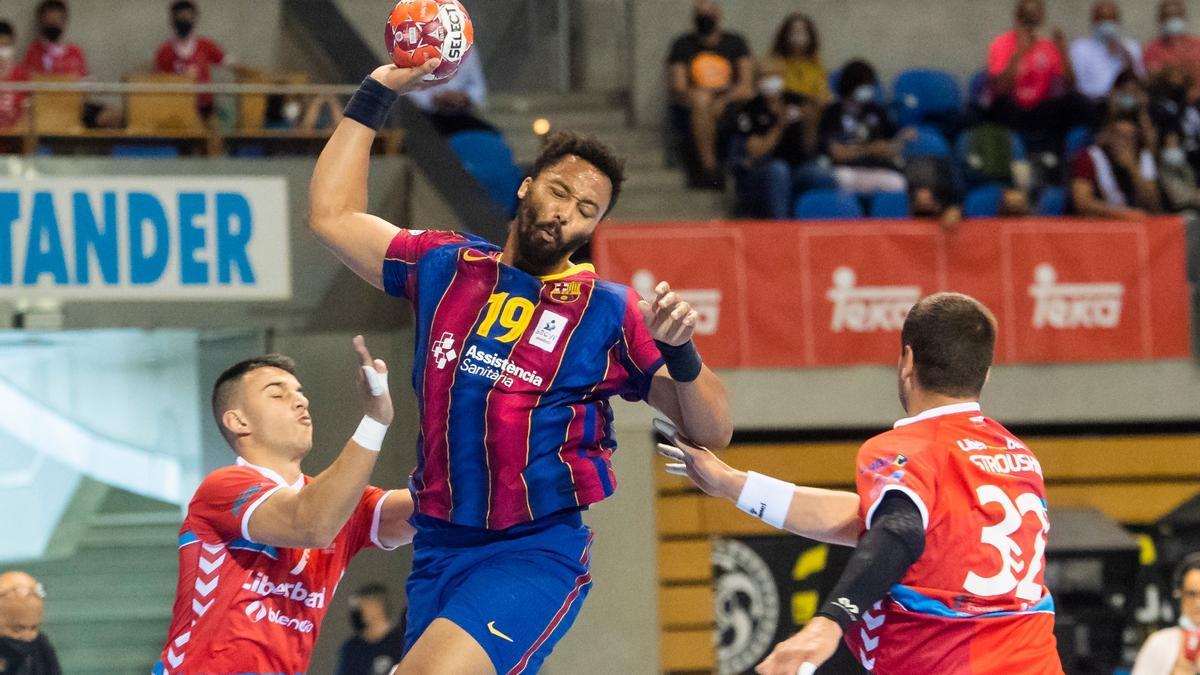 N'Guessan, en una acción del partido ante el Cantabria Sinfín