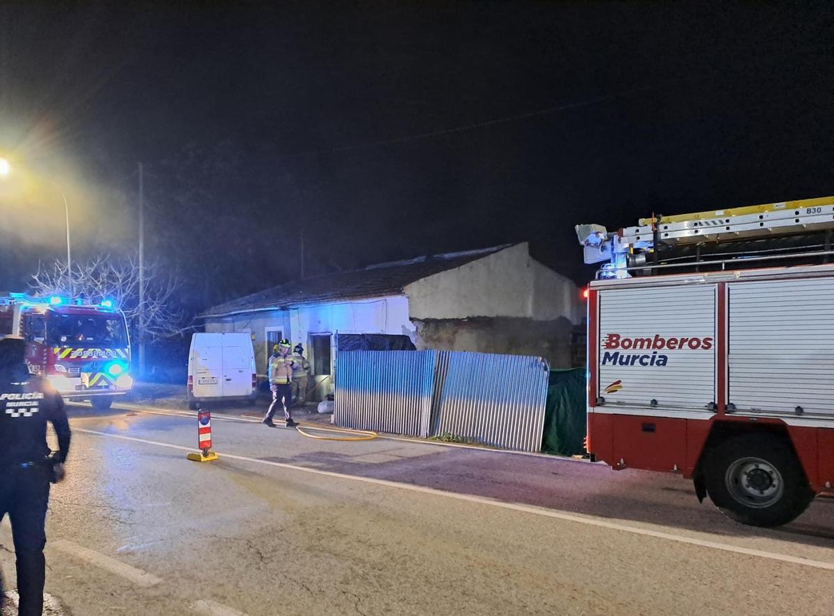 Bomberos y Policía Local de Murcia, en el lugar del incendio.