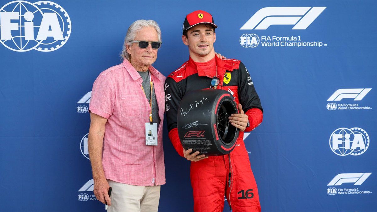 Leclerc con el trofeo de 'poleman' que le ha entregado Michael Douglas