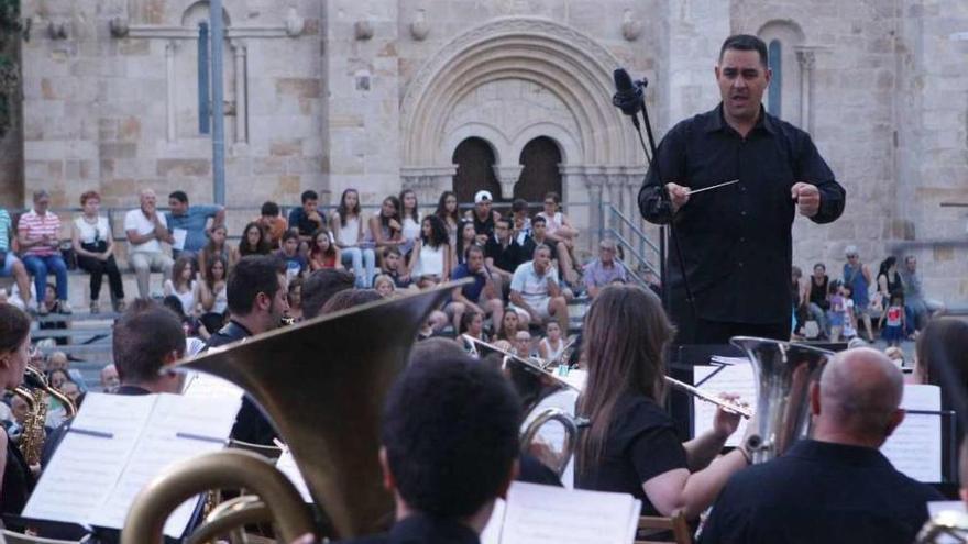 Casimiro García Llamas dirigiendo a la banda &quot;La Lira&quot;.