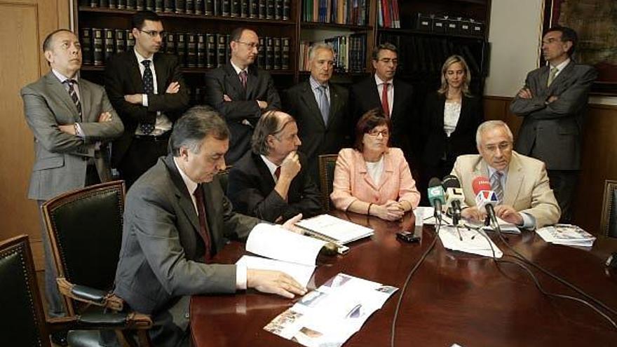 Na mesa, Carlos Varela, José F. Viñas, Marisol López e Xosé González.