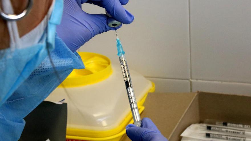 Una infermera preparant una injecció de la vacuna contra la covid-19 el 8 de gener del 2021
