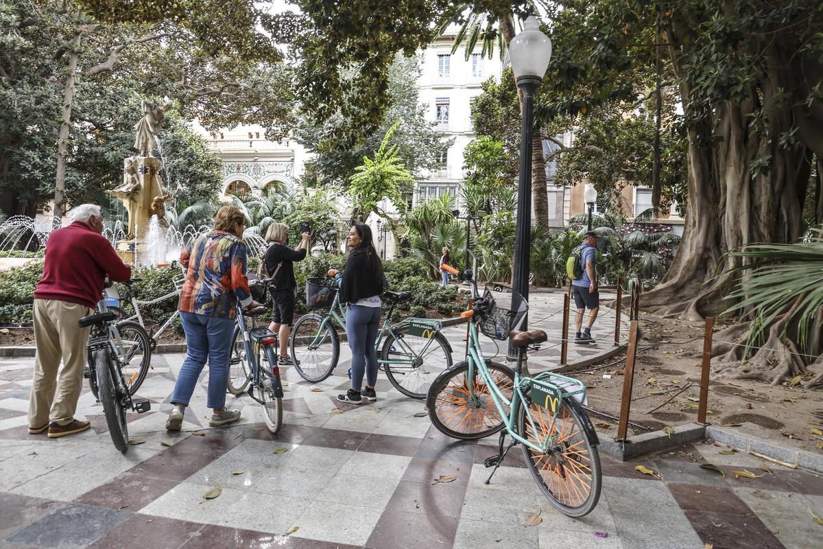 Un grupo de turistas para su tour en bicicleta en la plaza Gabriel Miró.