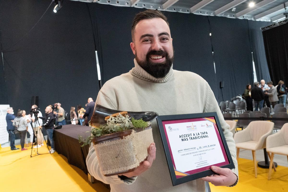 Adrián Asensio, de Restaurante Cuzeo, muestra orgulloso su tapa "¡Y un cuerno!", premiada con el accésit a la tapa más tradicional en el I Concurso Oficial de Tapas y Pinchos de Castilla y León.