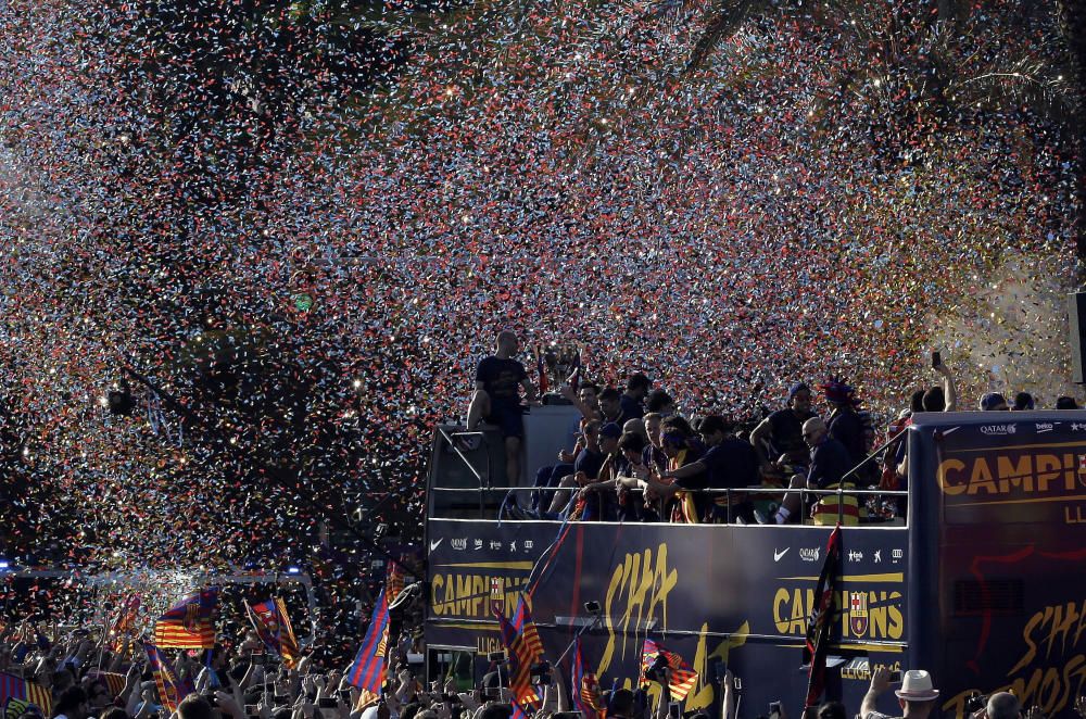 El Barça celebra la Lliga amb una rua pels carrers de Barcelona