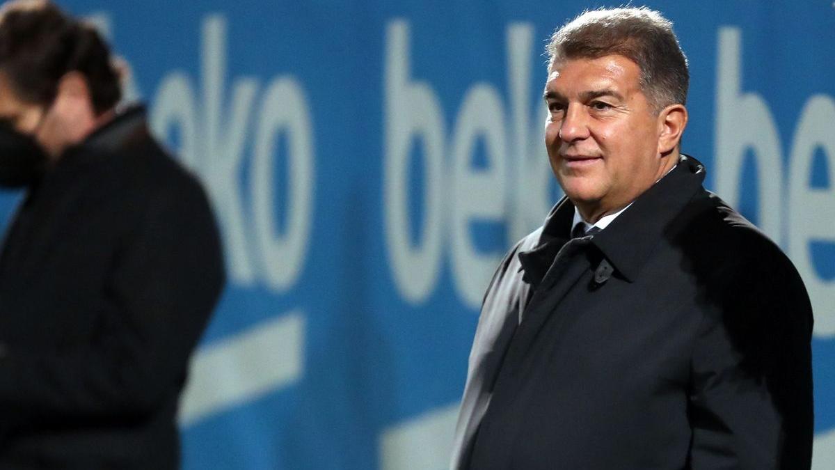 Laporta, en una visita a la plantilla del Barça en la ciudad deportiva.