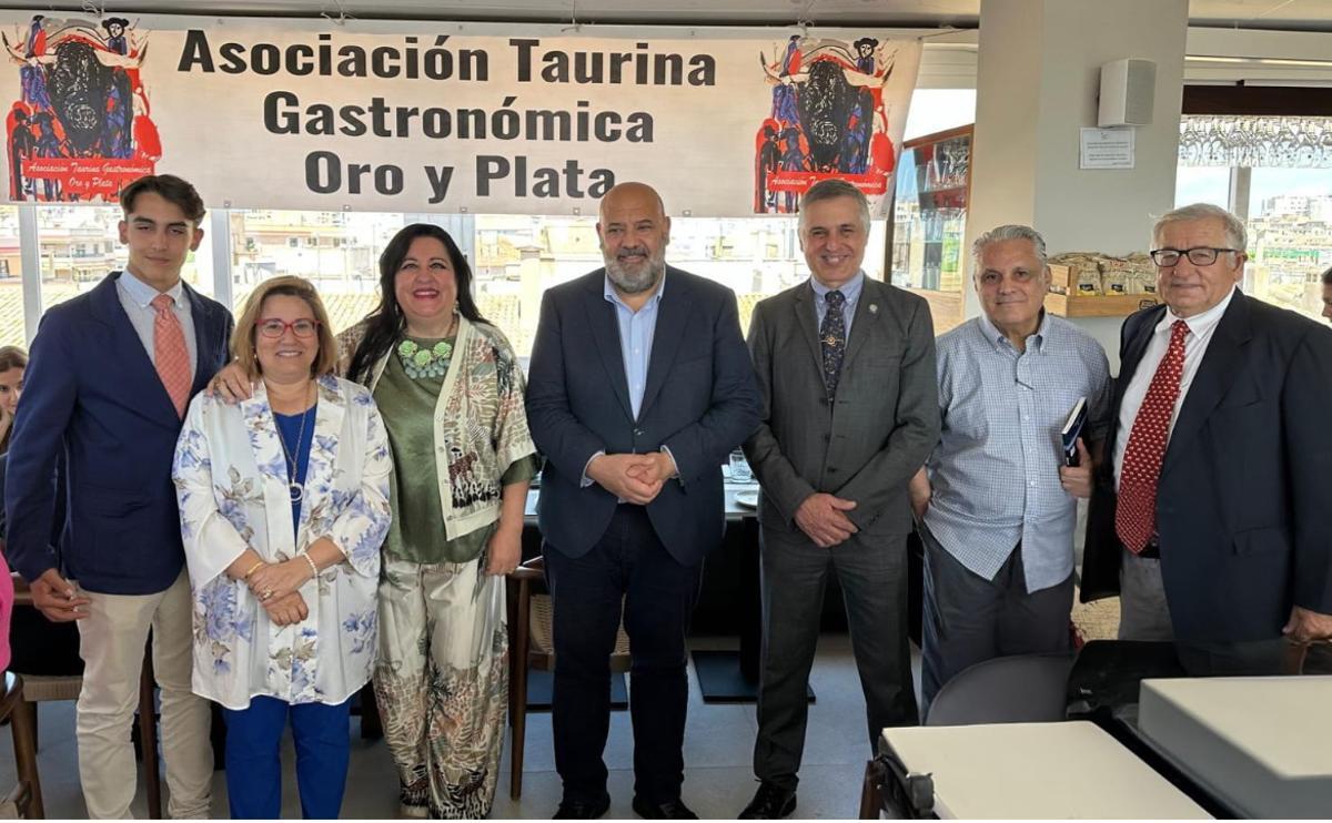 El alcalde de Palma, junto a la junta directiva de la asociación