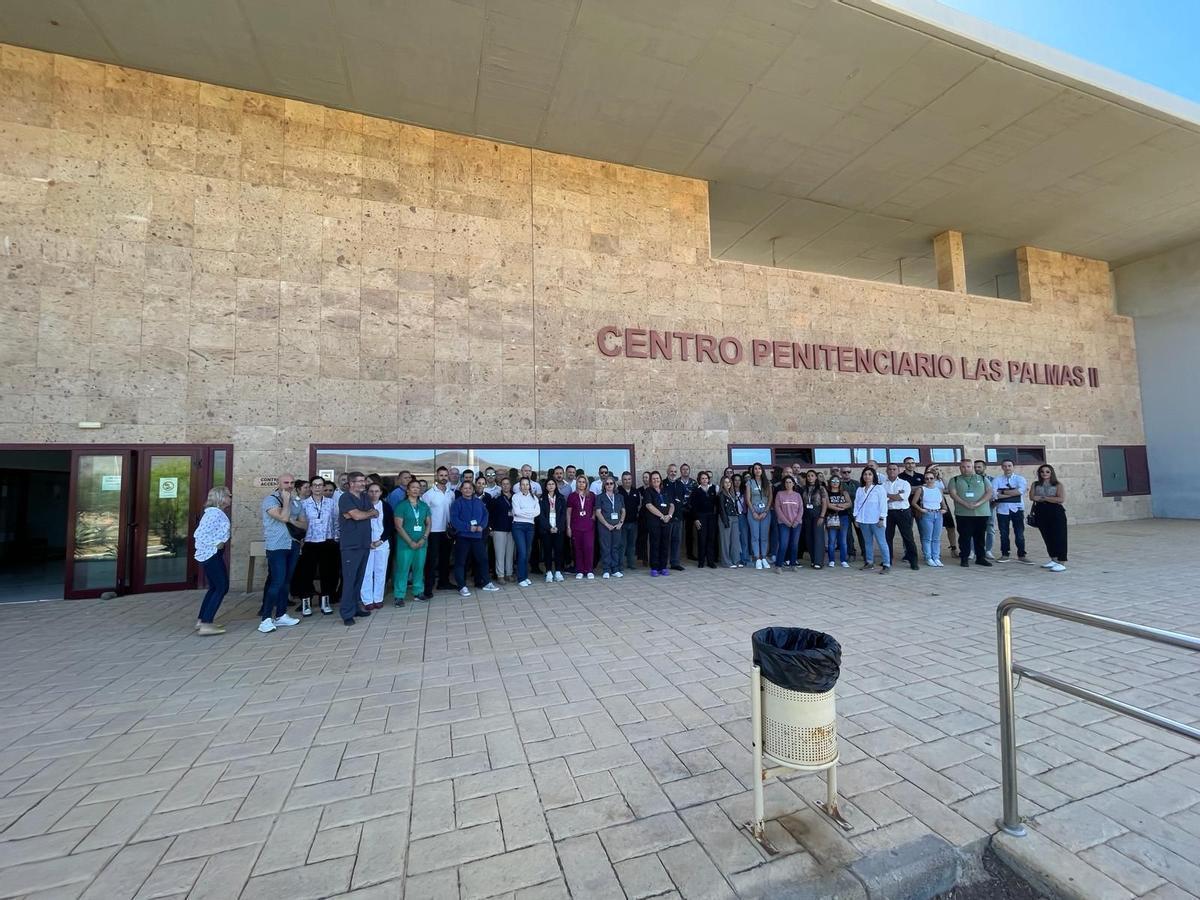 Concentración de funcionarios de prisiones de Las Palmas de Gran Canaria este viernes en protesta por el asesinato de la funcionaria de Mas d'Enric.