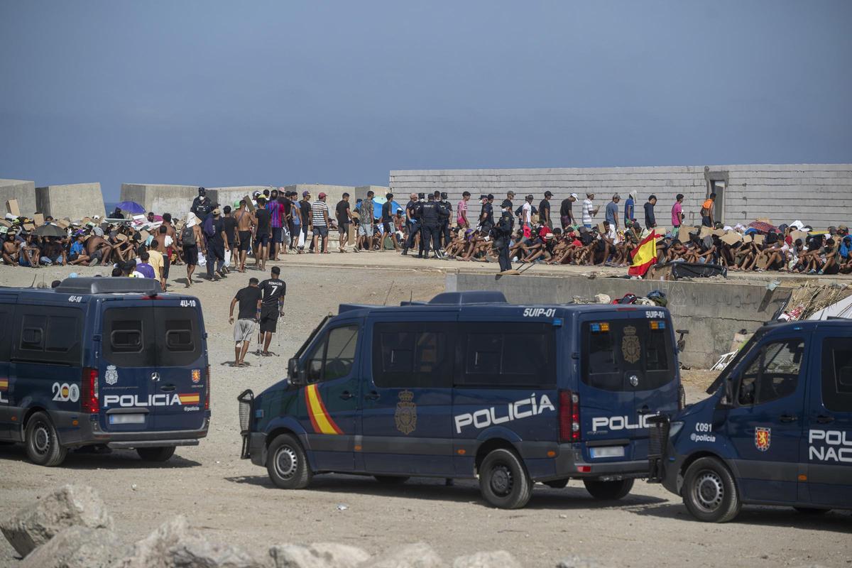 Decenas de migrantes asentados en la playa del Trampolín, a 31 de agosto de 2026, en Ceuta (España).