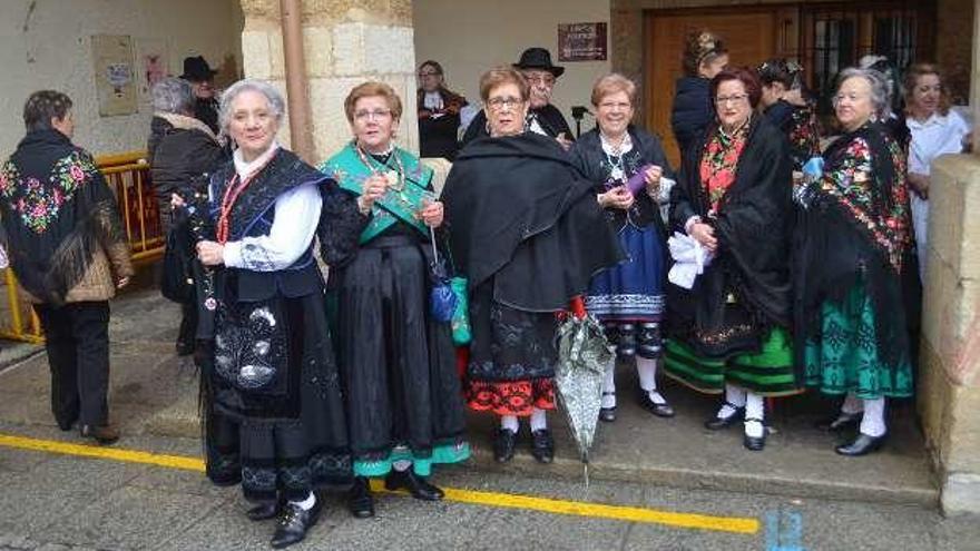 Grupos de amigas se dan cita en la Plaza Mayor.