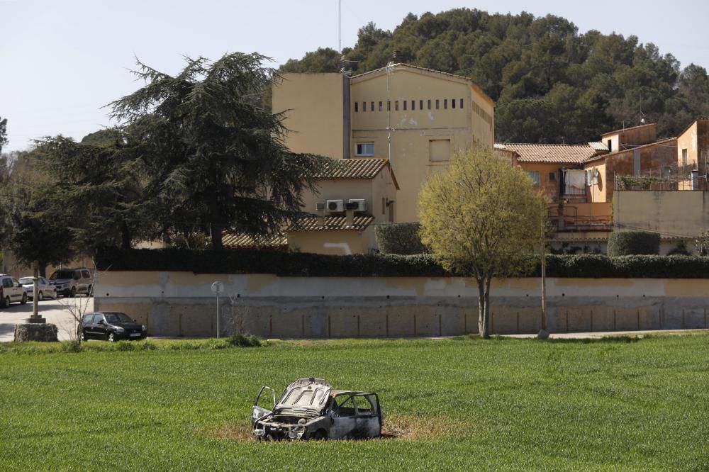 Apareix un cotxe cremat en un camp de la Creueta