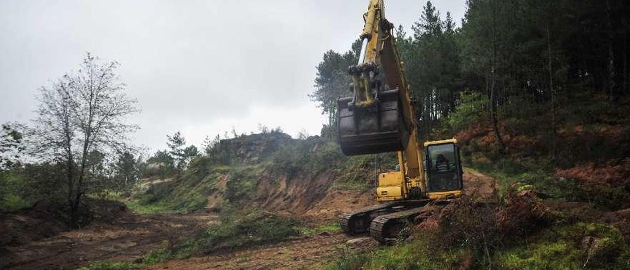 La pala que ha empezado las ansiadas obras del parque acuático de Meis, ayer. // Iñaki Abella