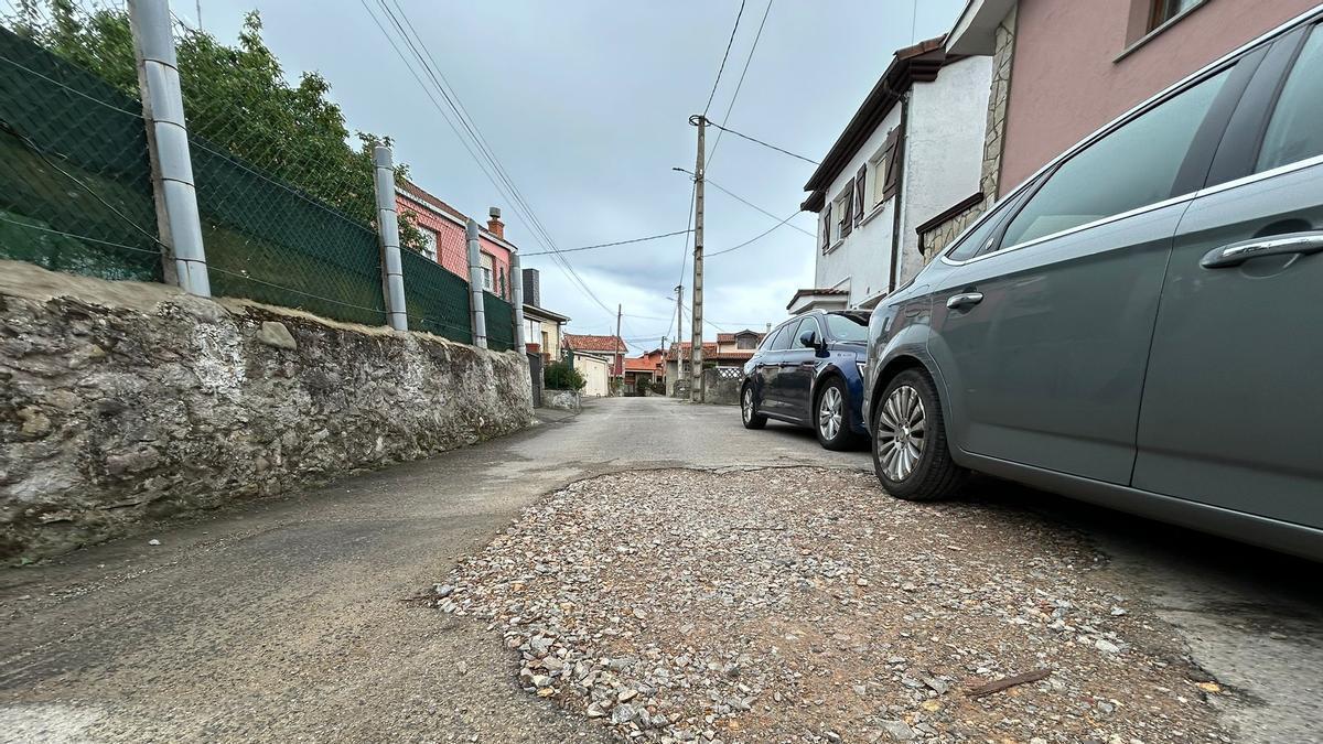 Carreteras deterioradas, instalaciones abandonadas y devolución de subvenciones: los vecinos de San Martín de Laspra reivindican mejoras
