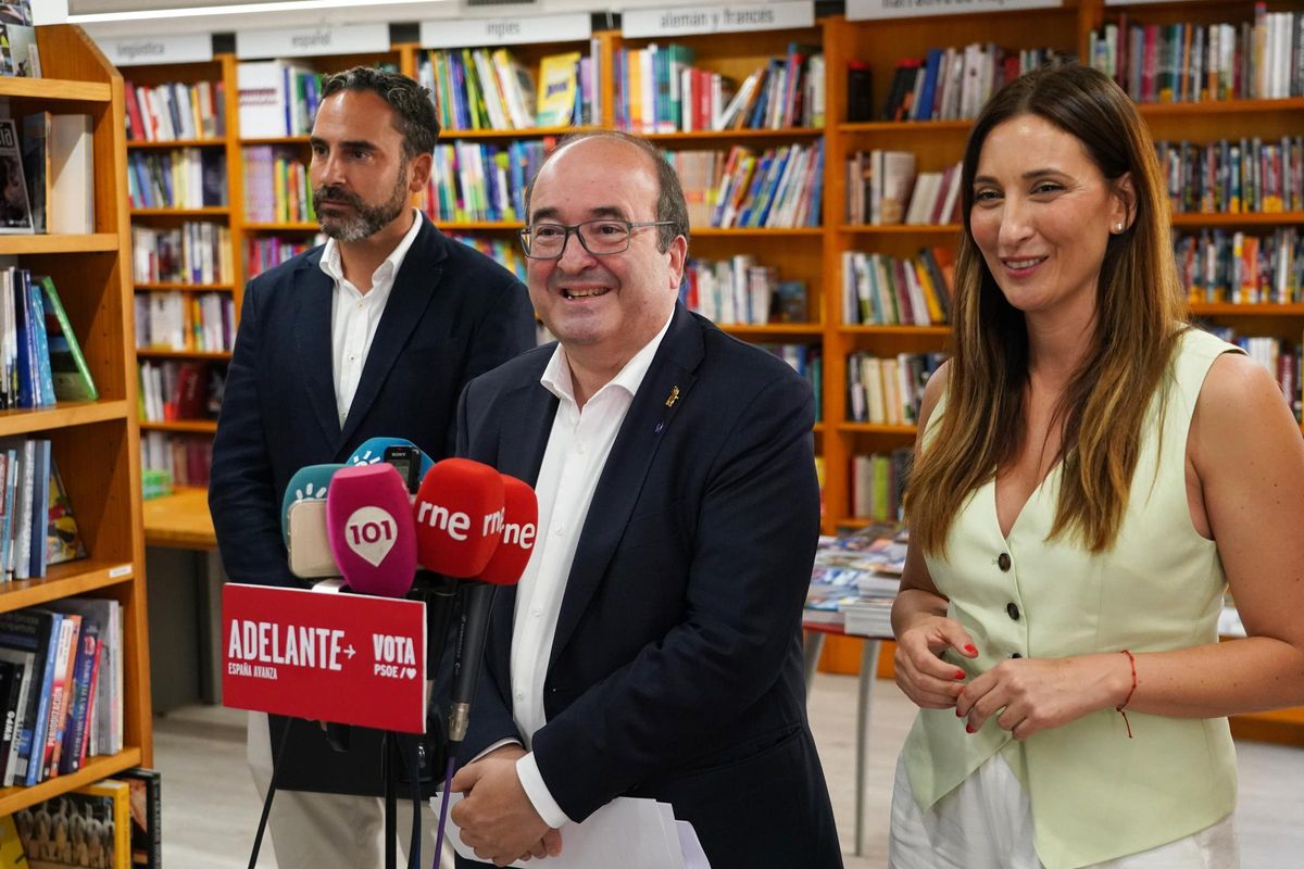 El ministro de Cultura, Miquel Iceta, la candidata socialista al Congreso por Málaga, Mari Nieves Ramírez, y el secretario general del PSOE de Málaga, Daniel Pérez, en la librería Luces de Málaga