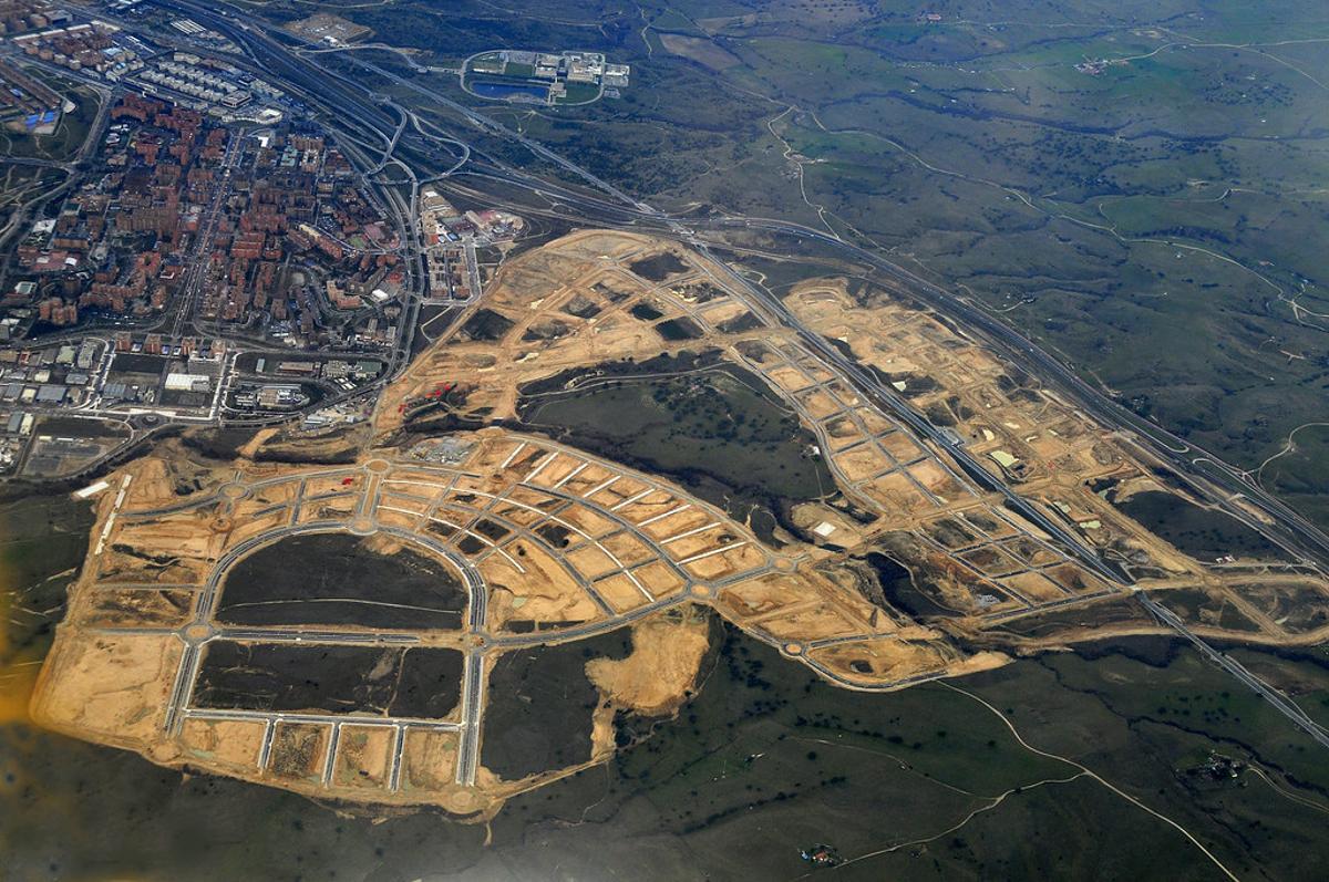 En 1976, dentro del marco de las Actuaciones Urbanísticas Urgentes, se creó la empresa pública Tres Cantos S.A.