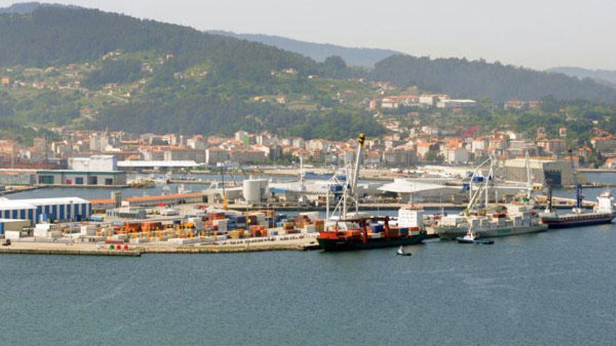 Vista aérea de la zona de atraque y de las empresas radicadas en el Puerto de Marín.  // Noé Parga