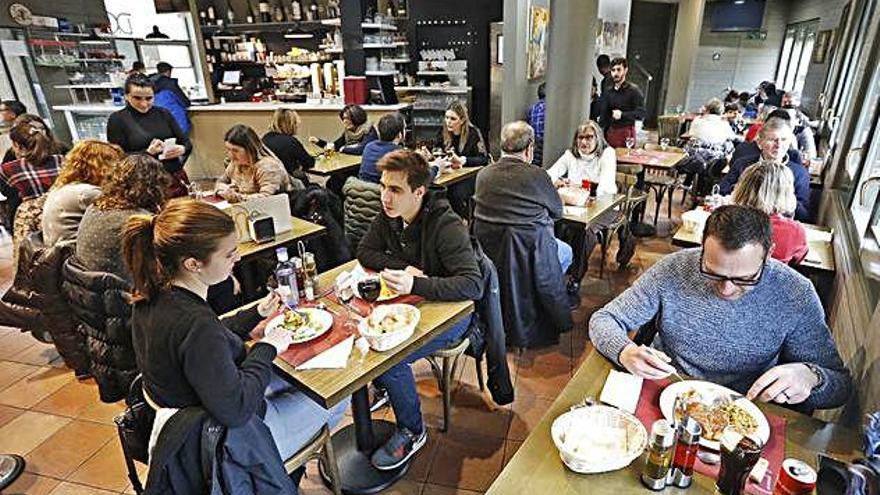 Un restaurant ple durant la capanya del Girona 10 de l&#039;any 2017.