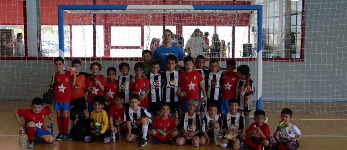 Partido de fútbol sala entre los equipos de iniciación de Luceni y Torres.