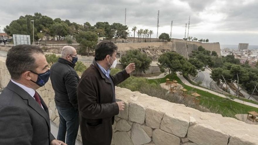 El alcalde y varios concejales en la apertura de los senderos peatonales del Tossal