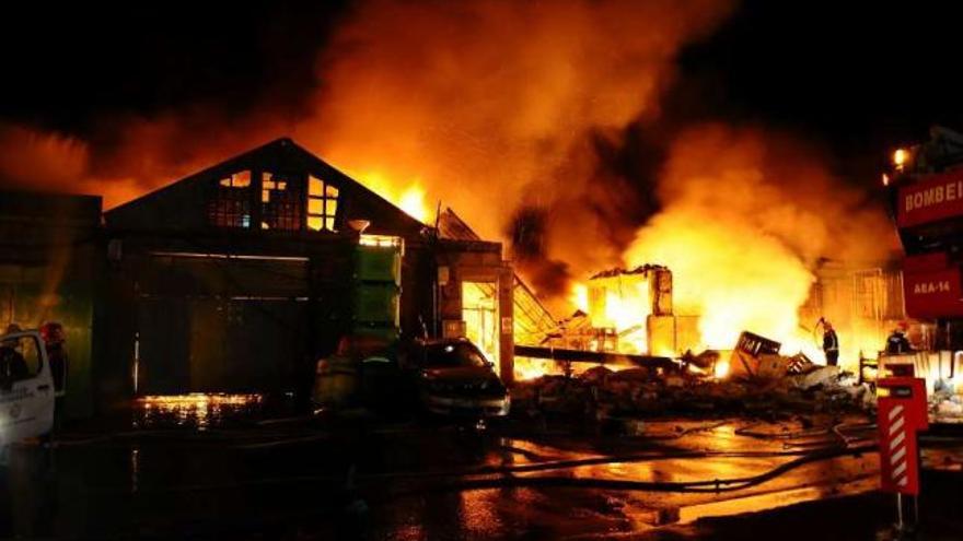 Un incendio destruyó varias naves centenarias en Ojea la madrugada del 18 de diciembre de 2011.  // G.N.