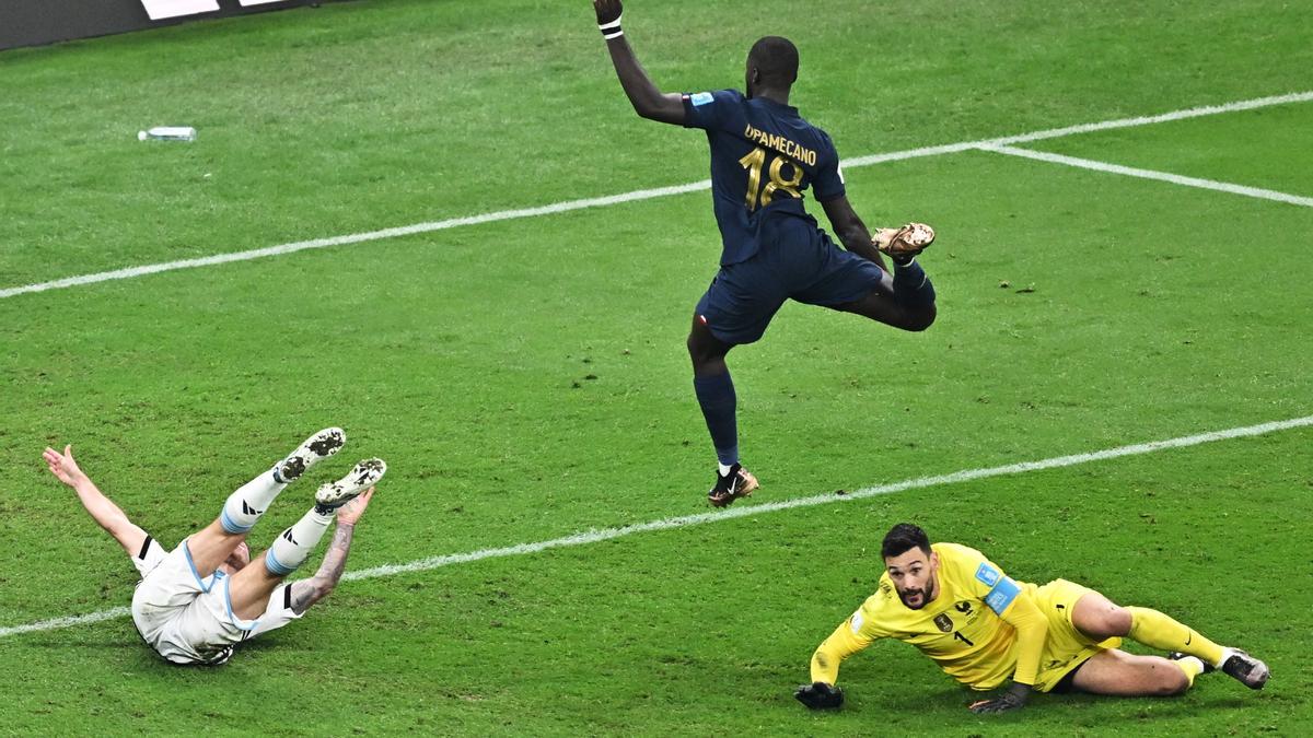 Hugo Lloris, Dayot Upamecano y Alexis Mac Allister, en un lance en el área francesa.