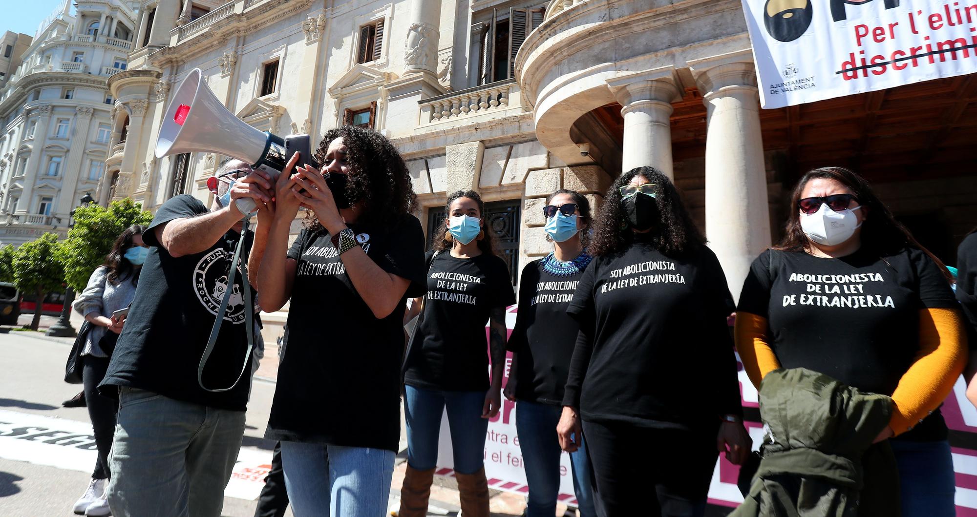 Concentración frente al Ayuntamiento de València contra el racismo