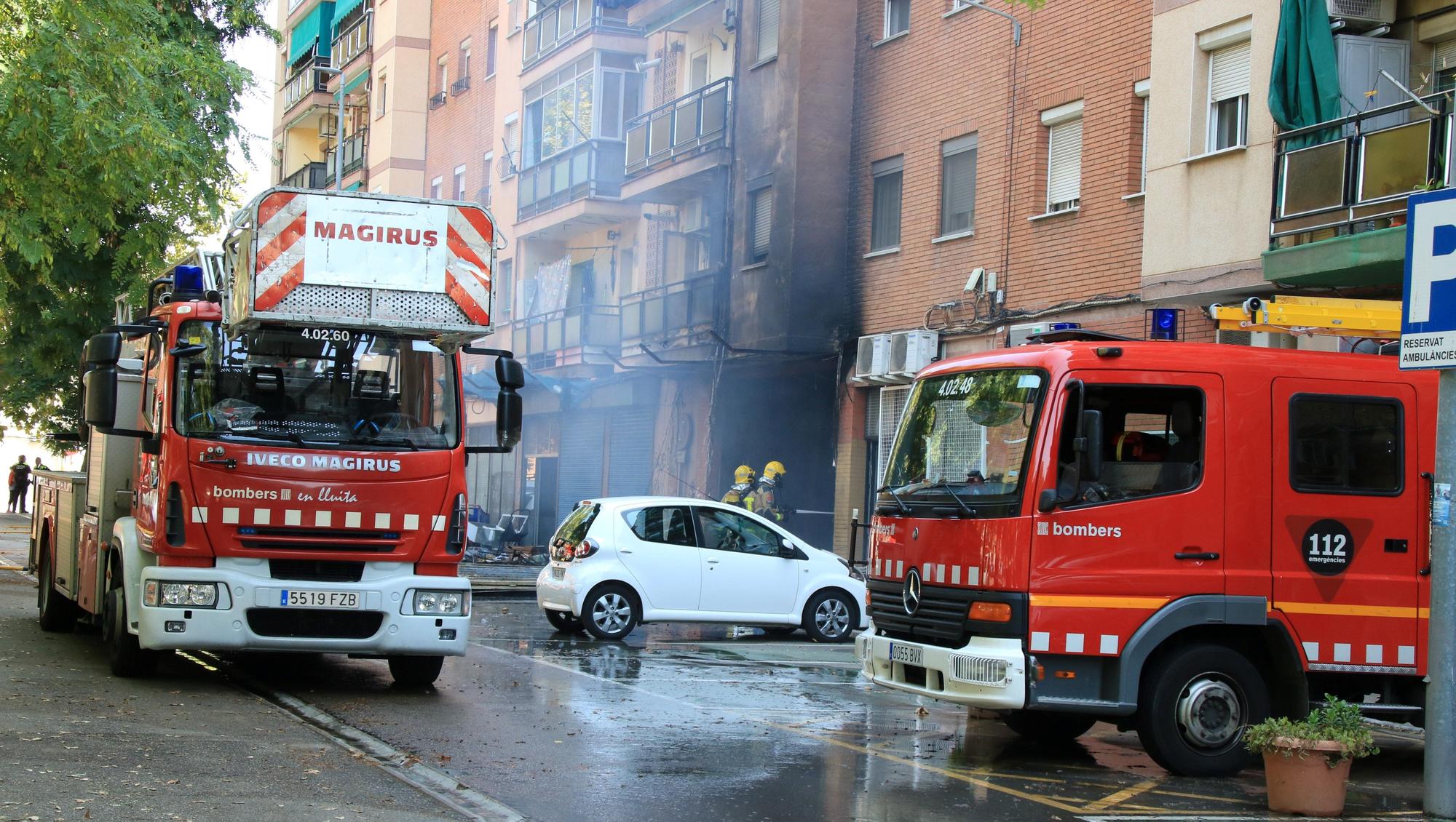 Bloque de pisos afectado por el incendio de un local de Sant Adrià del Besòs