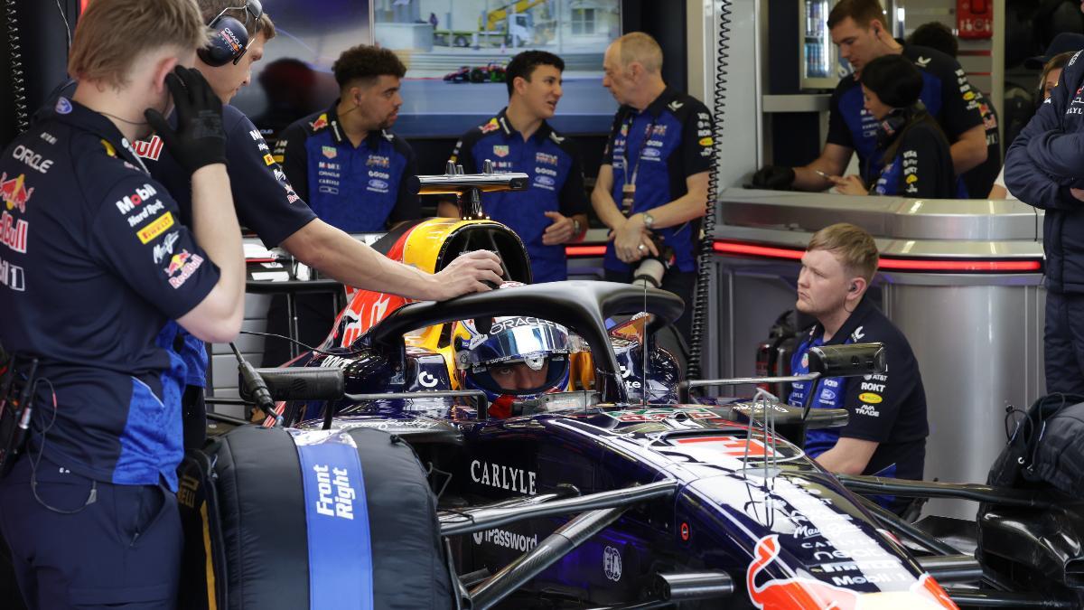 Max Verstappen, en el box de Red Bull durante los primeros test en Bahréin para preparar la temporada 2026