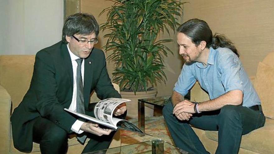 Puigdemont amb el llibre que li va regalar Iglesias durant la trobada