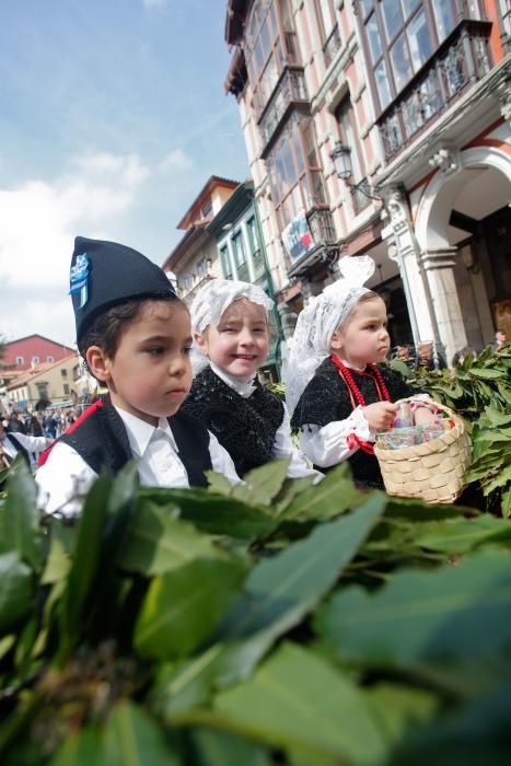 Pregón y desfile de carrozas en las fiestas del Bollo en Avilés