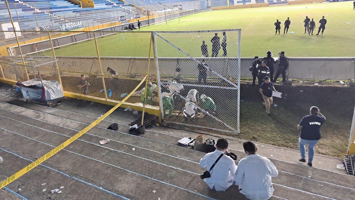 Doce fallecidos en una estampida en un partido de fútbol en El Salvador.