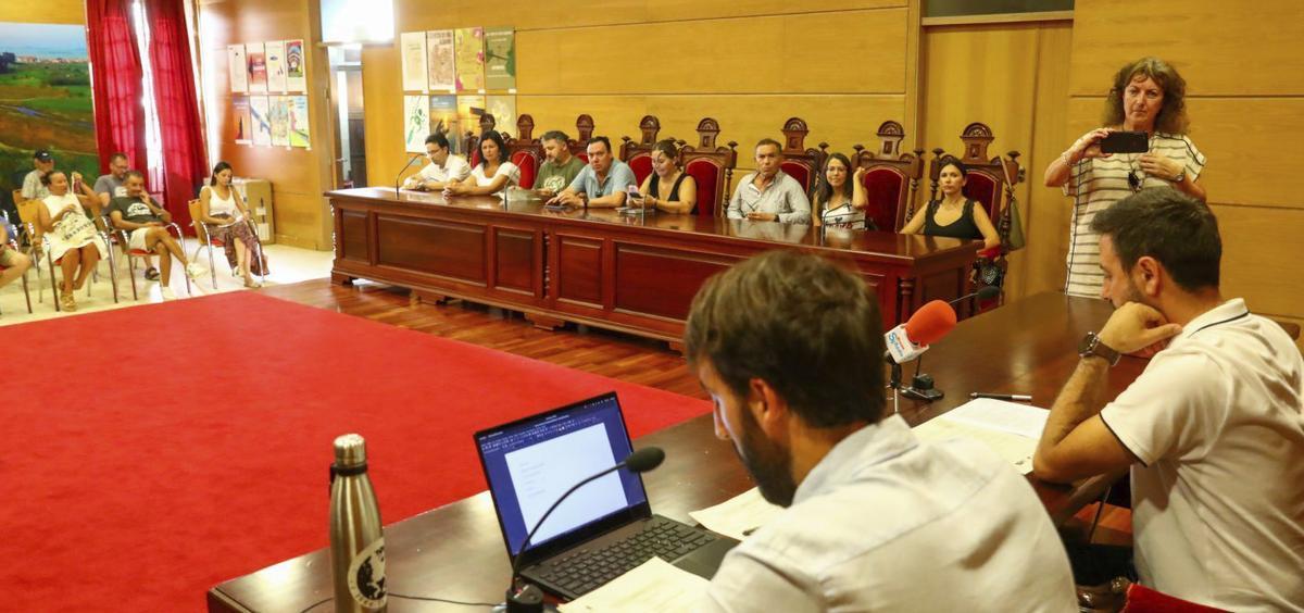 Los grupos de gobierno del Cambados durante una sesión plenaria. | IÑAKI ABELLA