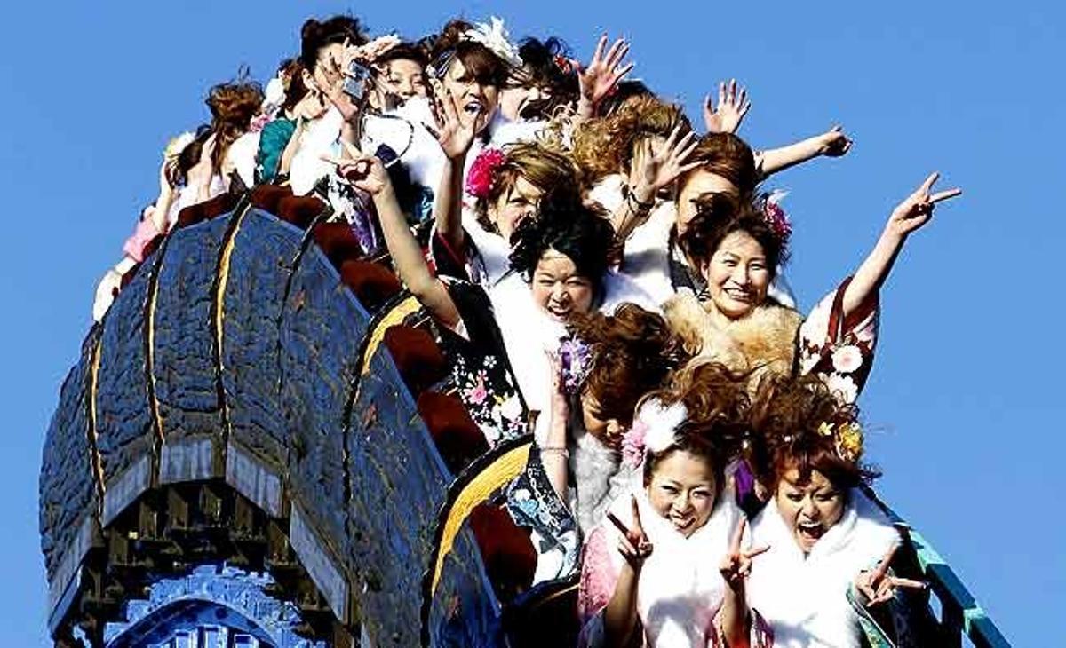 Un grup de dones japoneses amb quimonos pugen a una muntanya russa en un parc d’atraccions de Tòquio (Japó). Celebren que han arribat als 20 anys d’edat.