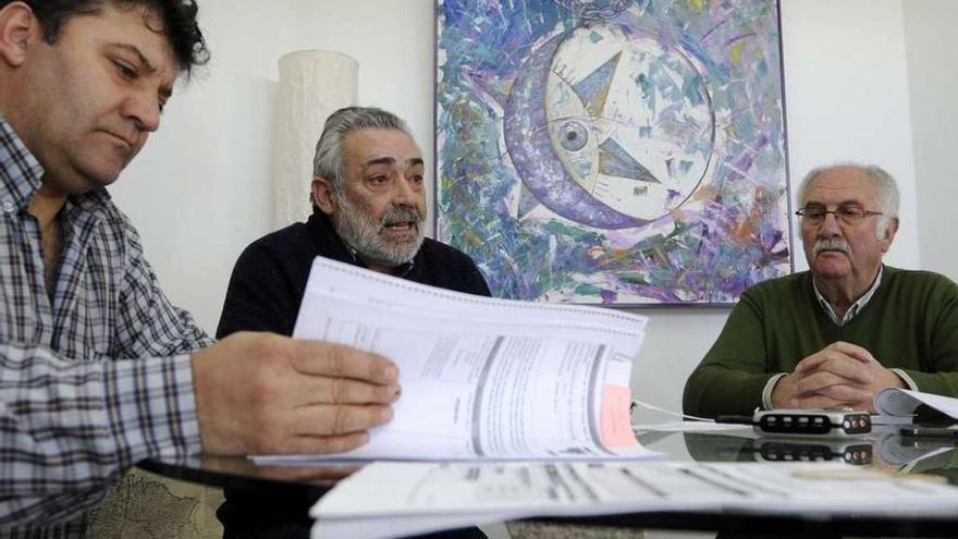 Luis Rendo, José Antonio Dono y Luis Fernández, ayer, con la documentación. // Bernabé/Javier Lalín