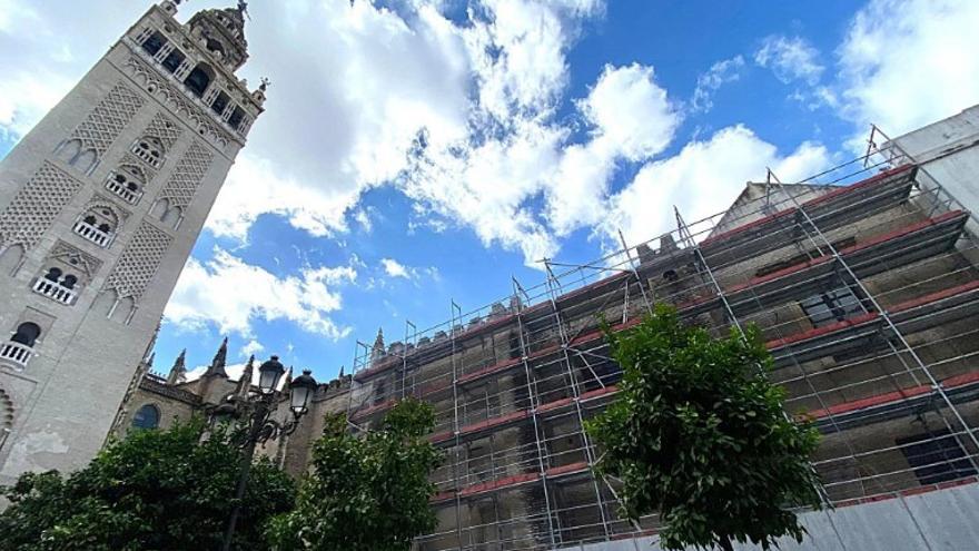 Obras en la fachada de la Catedral de Sevilla a la calle Cardenal Amigo Vallejo.