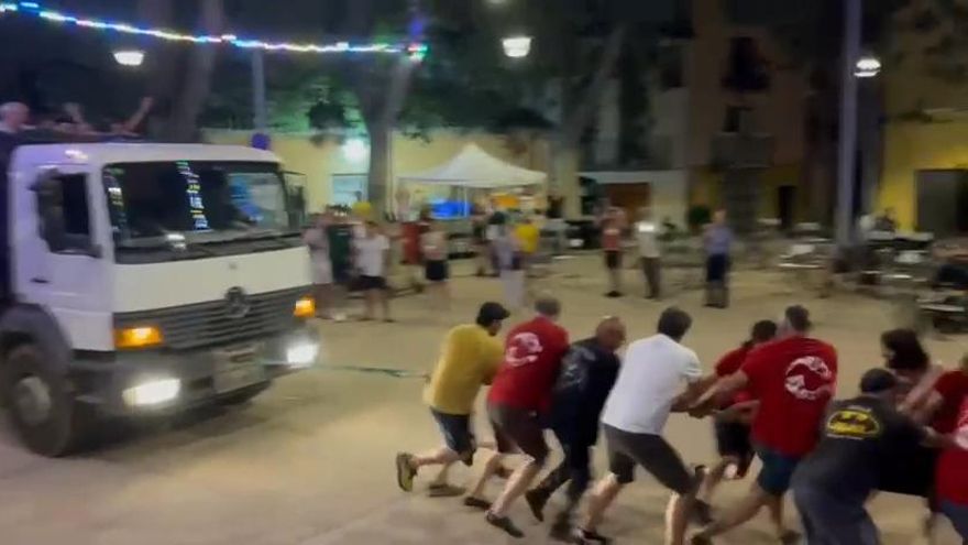 Els Esparvers i els Pinsans de Lladó proven les seves forces estirant-se des d&#039;un camió