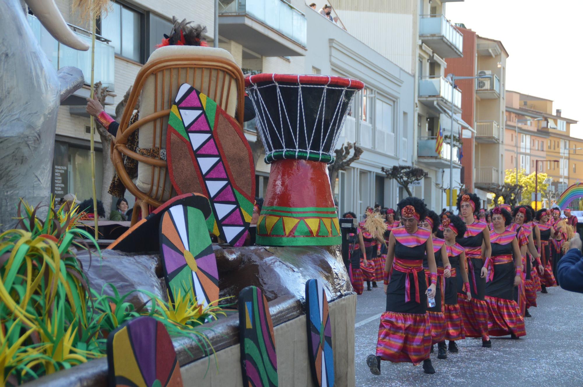 L'Escala vibra amb una rua de carnaval carregada d'imaginació