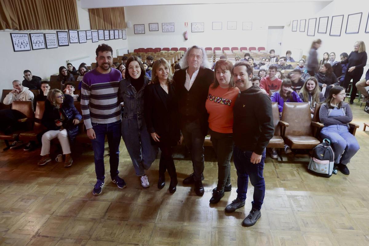 Beltrán, con profesores del Instituto.